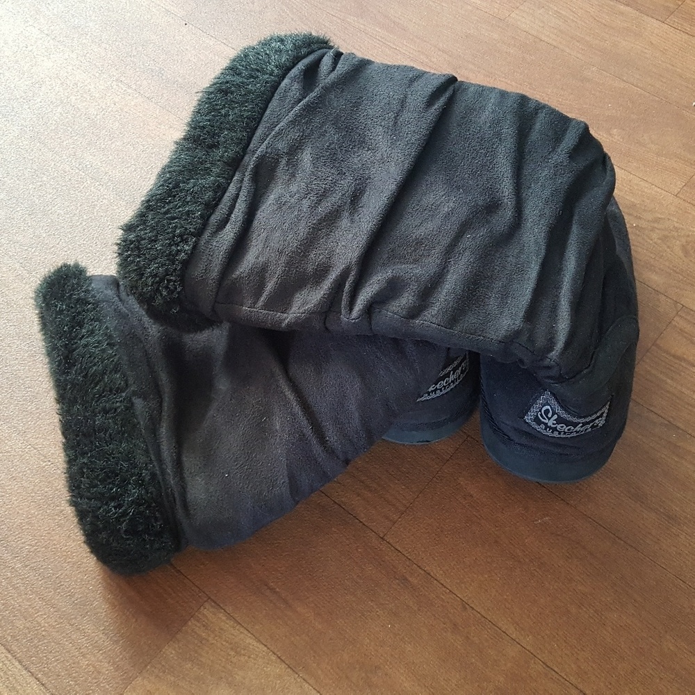 😊 Gently used 😊 Skechers boots (very warm😏)